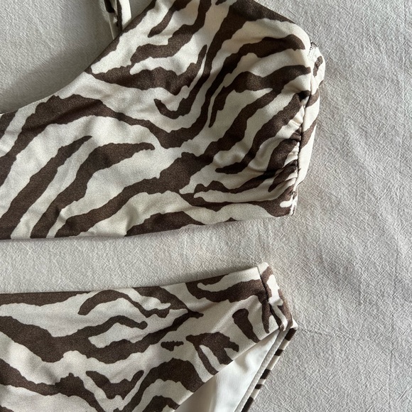 Good American Bikini in neutral tiger stripe (size M) - Picture 2 of 9